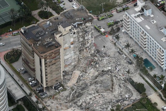 Vụ sập tòa nhà 12 tầng ở Mỹ: Còn 99 người mất tích - Ảnh 1.