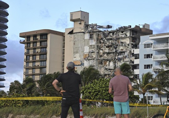 Vụ sập tòa nhà 12 tầng ở Mỹ: Còn 99 người mất tích - Ảnh 5.