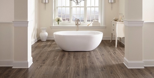 8 vật liệu lát sàn nhà tắm được ưa chuộng nhất hiện nay - Ảnh 2.