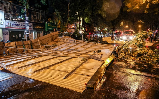 Mái tôn lớn bị thổi bay xuống đường phố trong trận mưa dông - Ảnh 4.