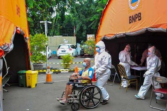 Indonesia: Bệnh nhân Covid-19 tử vong, nằm trước cửa nhà 12 giờ - Ảnh 1.