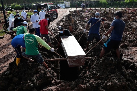 Indonesia: Bệnh nhân Covid-19 tử vong, nằm trước cửa nhà 12 giờ - Ảnh 2.