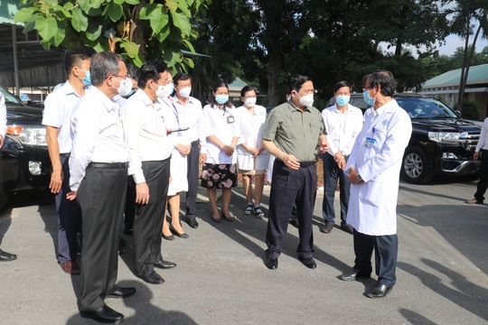 Thủ tướng Chính phủ kiểm tra phòng, chống dịch tại Bình Dương - Ảnh 1.
