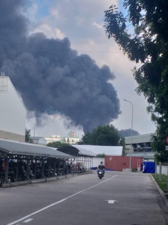 Sau 4 tiếng, đám cháy ở KCN Long Bình mới được dập tắt hoàn toàn - Ảnh 2.