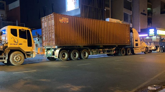 Xe tải nặng lại tung hoành vào giờ cấm ở khu trung tâm TP HCM - Ảnh 1.