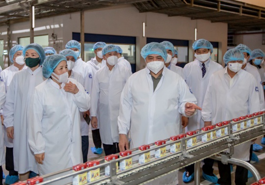 Thủ tướng đánh giá cao mô hình “vừa sản xuất, vừa chiến đấu” khi thăm siêu nhà máy sữa của Vinamilk - Ảnh 2.