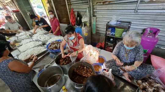 Người nghèo cùng nấu ngàn bữa cơm cho người nghèo ở TP HCM - Ảnh 1.