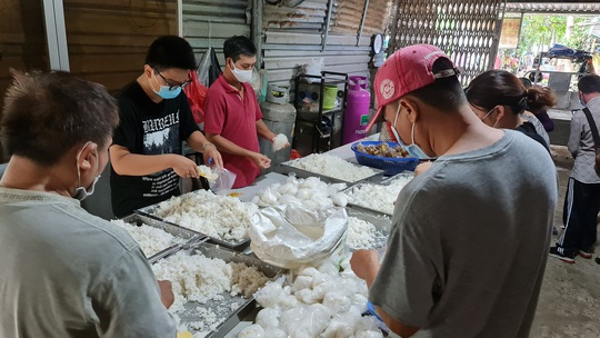 Người nghèo cùng nấu ngàn bữa cơm cho người nghèo ở TP HCM - Ảnh 2.