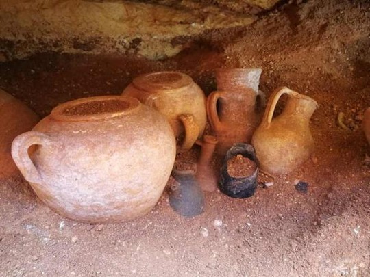 Đào ống nước, lọt vào hầm mộ 2.000 năm đầy cổ vật quý - Ảnh 3.
