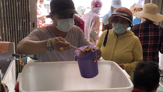 Người nghèo cùng nấu ngàn bữa cơm cho người nghèo ở TP HCM - Ảnh 5.