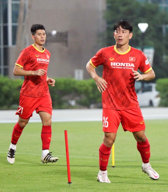 CLIP: Văn Hậu bầm tím mắt sau khi trở lại tập luyện cùng đội tuyển Việt Nam - Ảnh 5.