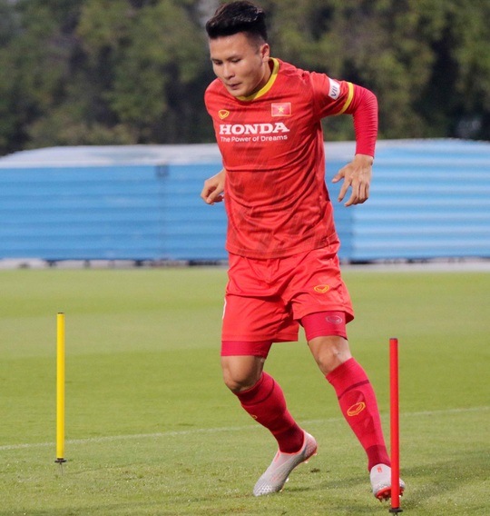 CLIP: Văn Hậu bầm tím mắt sau khi trở lại tập luyện cùng đội tuyển Việt Nam - Ảnh 6.