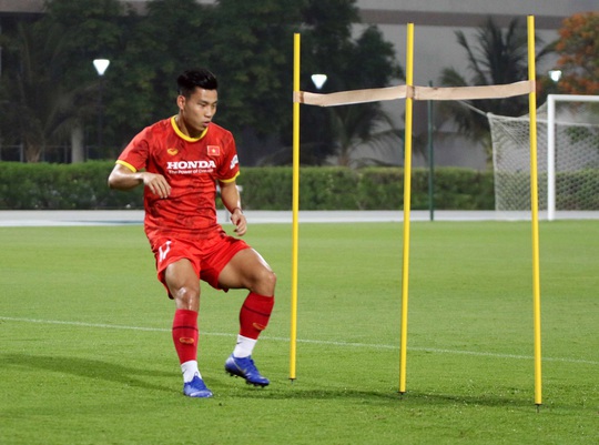 CLIP: Văn Hậu bầm tím mắt sau khi trở lại tập luyện cùng đội tuyển Việt Nam - Ảnh 8.