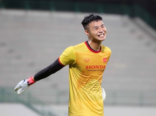 CLIP: Văn Hậu bầm tím mắt sau khi trở lại tập luyện cùng đội tuyển Việt Nam - Ảnh 12.