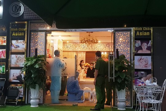 Đưa tin vụ tụ tập 31 người khai trương thẩm mỹ viện, 1 phóng viên bị hành hung - Ảnh 5.