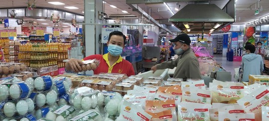 Giá trứng gà, vịt ngoài chợ tăng vọt, chênh lệch khoảng 10.000 đồng/vỉ so với siêu thị - Ảnh 1.