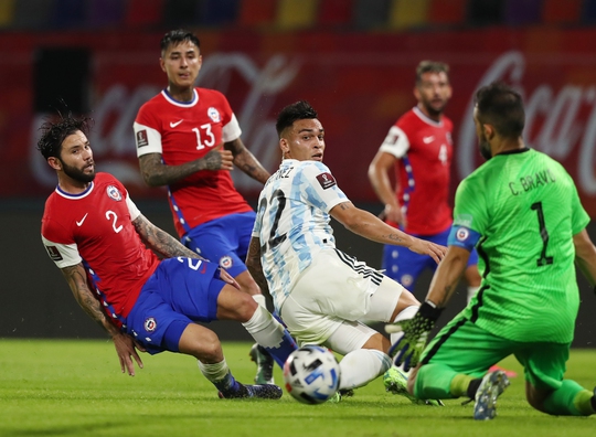 Vòng loại World Cup 2022 khu vực Nam Mỹ: Argentina không thể soán ngôi Brazil - Ảnh 1.