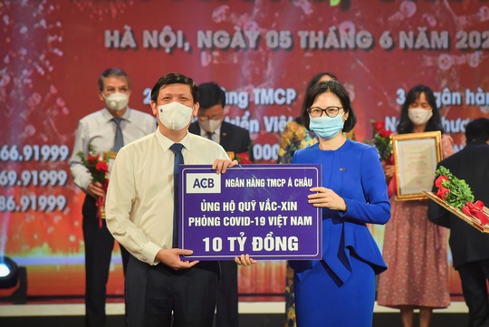ACB dự kiến tiêm 100.000 liều vắc-xin cho nhân viên, Sacombank ủng hộ 20 tỉ đồng phòng, chống Covid-19 - Ảnh 1. ACB dự kiến tiêm 100.000 liều vắc-xin cho nhân viên, Sacombank ủng hộ 20 tỉ đồng phòng, chống Covid-19 - Ảnh 1.