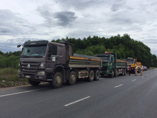 Ba tài xế xe tải không chịu mở cửa, thi gan suốt 3 giờ với CSGT - Ảnh 1.