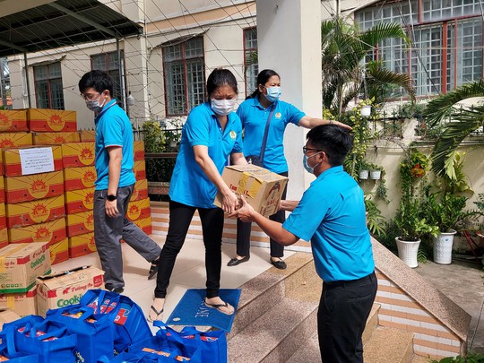 Sẻ chia khó khăn với CNVC-LĐ bị phong tỏa, cách ly - Ảnh 1.