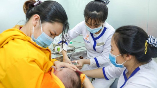 Tiến tới xóa vùng lõm thiếu vắc-xin ở vùng sâu, vùng xa - Ảnh 1.