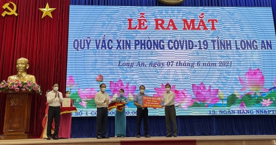Trần Anh Group ủng hộ 10.000 liều vắc-xin vào Quỹ Vắc-xin phòng, chống Covid-19 tỉnh Long An - Ảnh 1.