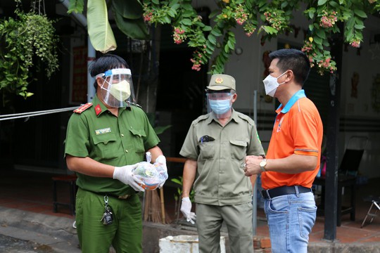 Bữa ăn nghĩa tình nơi tâm dịch - Ảnh 3.