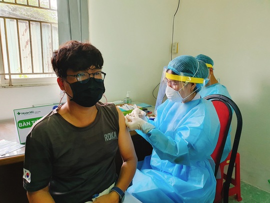 Chùm ảnh: Một bệnh viện ở Cần Thơ bắt đầu tiêm vắc-xin cho 1.800 công nhân - Ảnh 15.