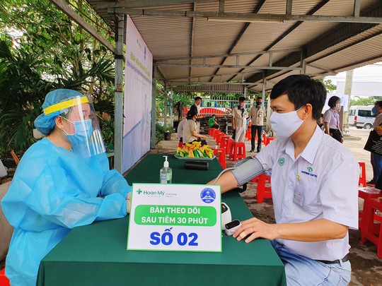 Chùm ảnh: Một bệnh viện ở Cần Thơ bắt đầu tiêm vắc-xin cho 1.800 công nhân - Ảnh 10.