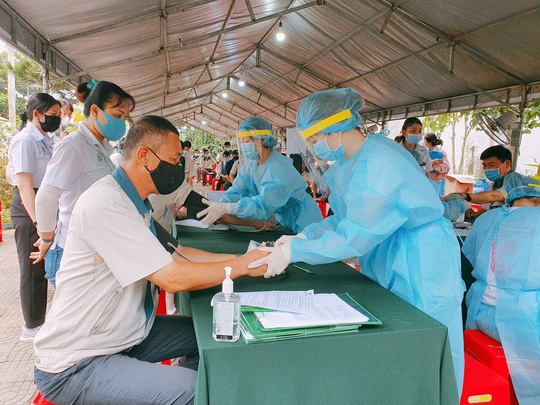 Chùm ảnh: Một bệnh viện ở Cần Thơ bắt đầu tiêm vắc-xin cho 1.800 công nhân - Ảnh 12.
