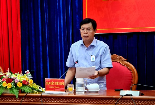 Hình 1 Bí thư Tỉnh ủy Cà Mau Nguyễn Tiến Hải chỉ đạo tại cuộc họp Ban Chỉ đạo phòng, chống dịch Covid-19.