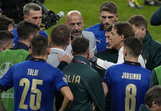 3 ca nhiễm Covid-19 khiến tuyển Ý lo sốt vó trước chung kết Euro - Ảnh 4.