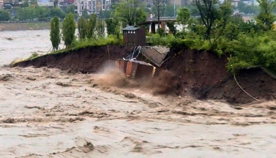 Mưa như trút nước, Trung Quốc hứng chịu lũ lụt diện rộng - Ảnh 2.