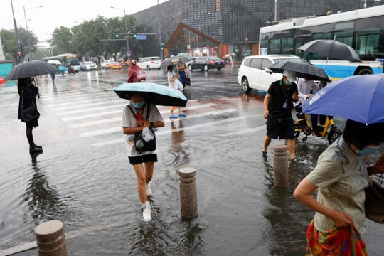Trung Quốc nâng cảnh báo mưa bão, Tứ Xuyên báo động - Ảnh 4.