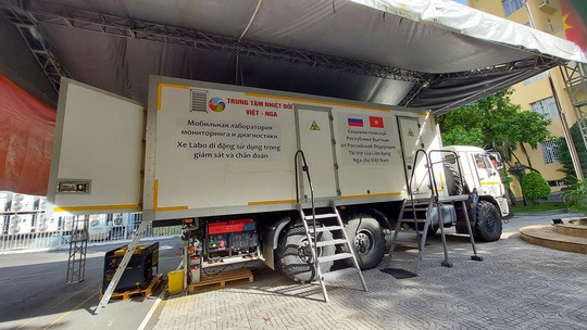 Cận cảnh siêu xe xét nghiệm lưu động xuyên Việt hỗ trợ TP HCM chống dịch - Ảnh 1.