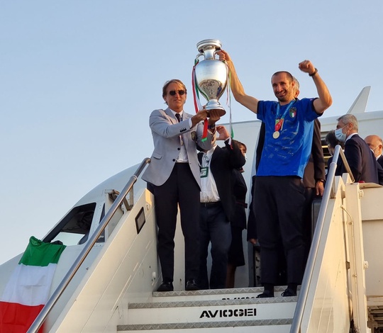 Ngày về vinh quy bái tổ của tuyển Ý sau chức vô địch Euro 2020 - Ảnh 2.
