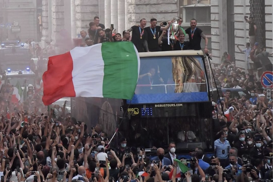 Ngày về vinh quy bái tổ của tuyển Ý sau chức vô địch Euro 2020 - Ảnh 14.