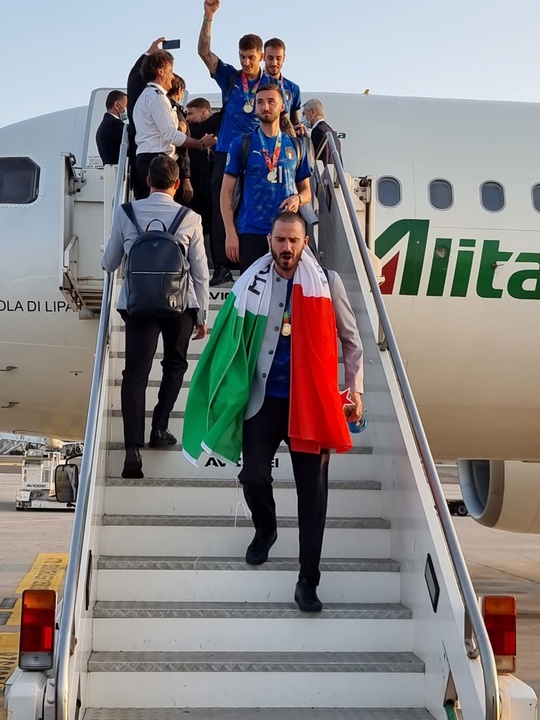 Ngày về vinh quy bái tổ của tuyển Ý sau chức vô địch Euro 2020 - Ảnh 1.