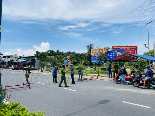 CLIP: Một đoạn đường Lê Văn Việt ở TP Thủ Đức bị phong tỏa từ 12 giờ ngày 14-7 - Ảnh 1.