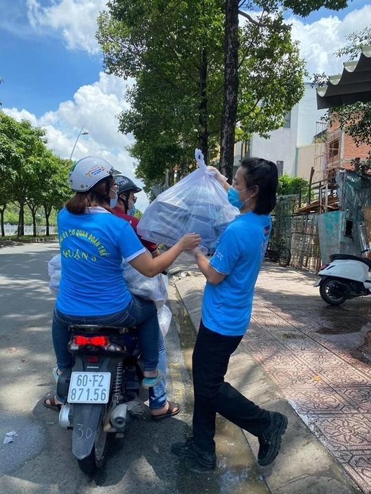 Hội Doanh nhân trẻ Việt Nam nấu hàng ngàn suất ăn cho tuyến đầu chống dịch và người nghèo  - Ảnh 4.