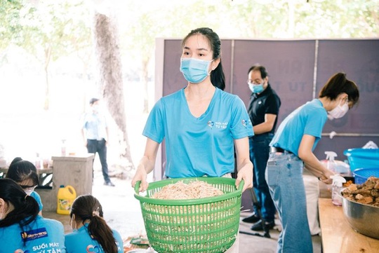 Hội Doanh nhân trẻ Việt Nam nấu hàng ngàn suất ăn cho tuyến đầu chống dịch và người nghèo  - Ảnh 7.