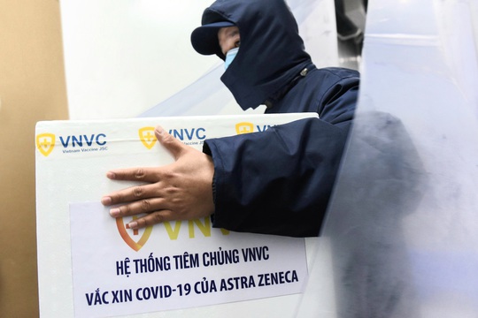 Thêm 921.400 liều vắc-xin AstraZeneca về Việt Nam - Ảnh 2.