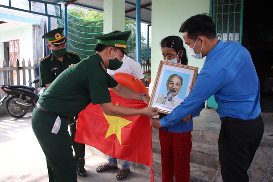 Trao thêm 1.000 lá cờ Tổ quốc cho ngư dân tỉnh Quảng Nam - Ảnh 3.