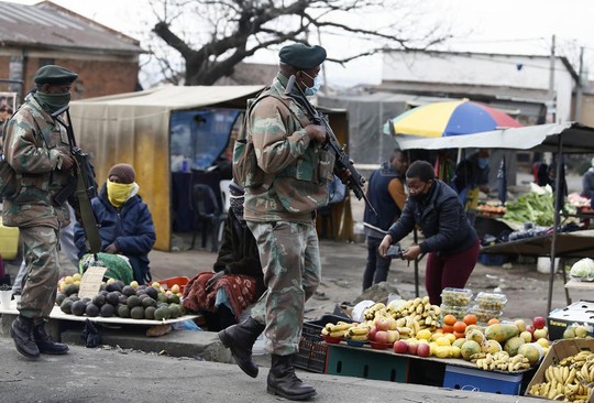 Bạo loạn Nam Phi: Ít nhất 117 người chết, hàng chục ngàn binh sĩ xuất quân - Ảnh 3.