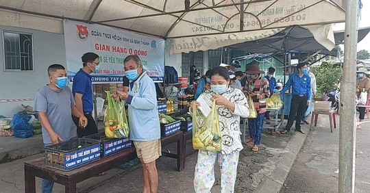 Chùm ảnh: Ấm lòng những gian hàng 0 đồng ở Đồng Tháp và Long An - Ảnh 6.