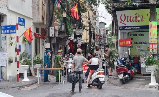 Cấp bách yêu cầu người dân Hà Nội không ra khỏi nhà, cấm tụ tập quá 5 người - Ảnh 1.