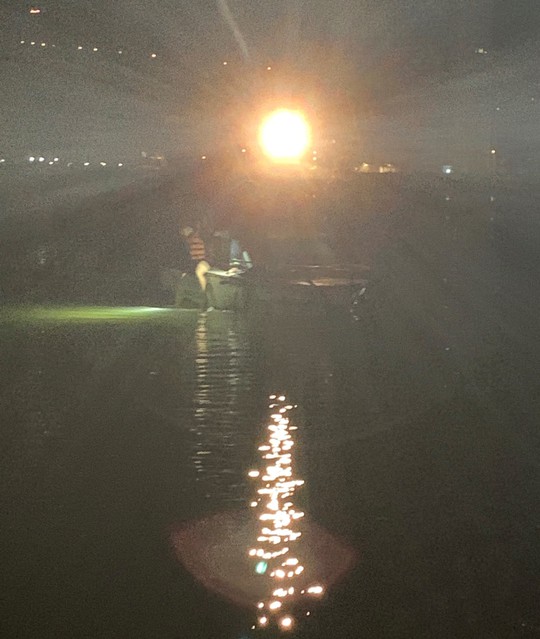 Nam nhân viên giao hàng nhảy cầu Thuận Phước trong đêm - Ảnh 1.