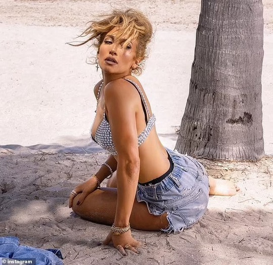 Rita Ora tung ảnh bikini “nhức mắt” - Ảnh 5.
