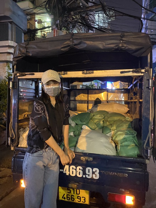 Nửa đêm, hoa hậu Trần Tiểu Vy lang thang ngoài phố tìm người nghèo - Ảnh 2.