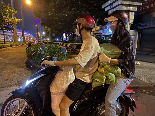 Nửa đêm, hoa hậu Trần Tiểu Vy lang thang ngoài phố tìm người nghèo - Ảnh 1.